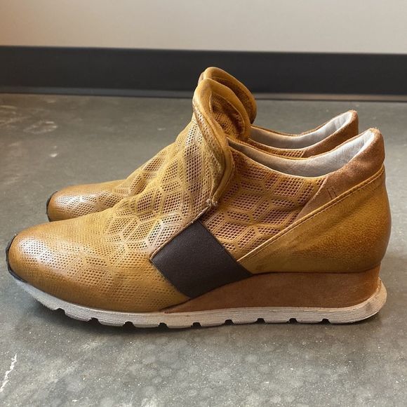 🔥Miz Mooz Ankle Booties, Low Wedge, Brown Leather, EUC! - US8.5🔥 - Picture 1 of 12